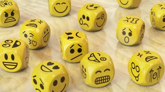 
Dados com rostos de emoções 