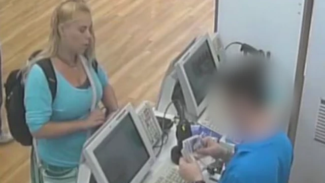 Бетро одягнена в синій топ і світлі штани. За спиною у неї рюкзак. У неї світле волосся, частково зачесане назад з одного боку