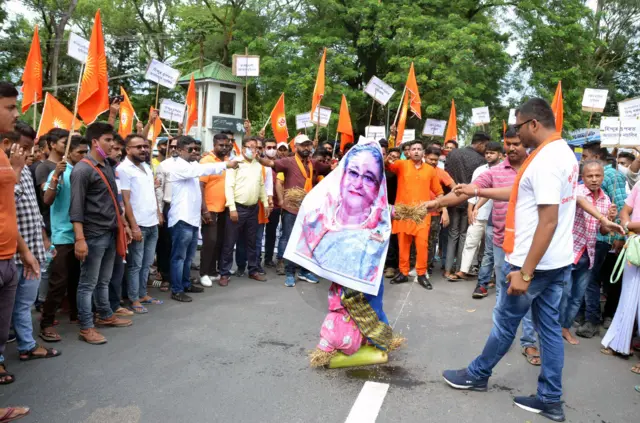 अक्तूबर में असम के तेजपुर में बांग्लादेश की अंतरिम सरकार के ख़िलाफ़ प्रदर्शन करते वीएचपी और बंजरंग दल के कार्यकर्ता (फाइल फ़ोटो)