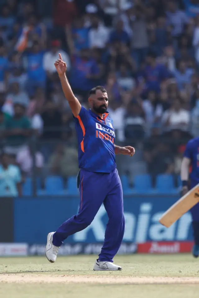 મોહમ્મદ શમીએ સળંગ ત્રણ ઓવરમાં ઑસ્ટ્રેલિયાની ત્રણ વિકેટ ખેરવી બેટિંગ ઍટેક ધ્વસ્ત કરી દીધો હતો