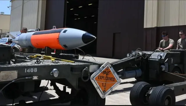 ایک B61-12 تھرمونیوکلیئر بم وائٹ مین ایئر فورس بیس، میسوری پر ایک ہوائی جہاز پر لوڈ کیا جا رہا ہے