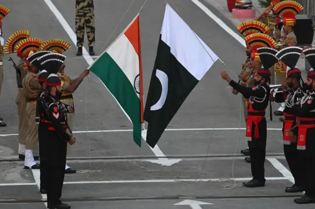 په واګه باډر کې د هند او پاکستان پوله‌ساتي ځواکونه د یوه نمایشي پروګرام پر مهال د دواړو هېوادونو بیرغونه ټیټوي. 