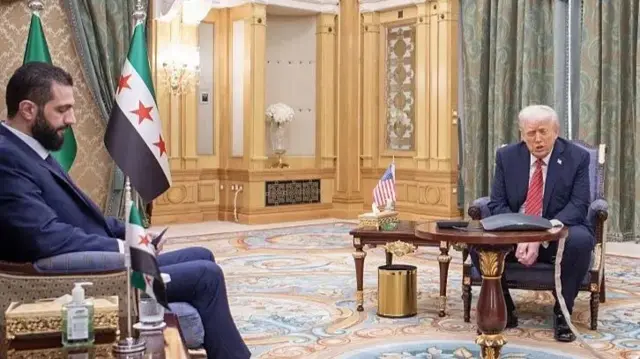 Shugaban Syria Ahmed al-Sharaa tare da shugaban Amurka Donald Trump wanda ya kai ziyara a Saudiyya