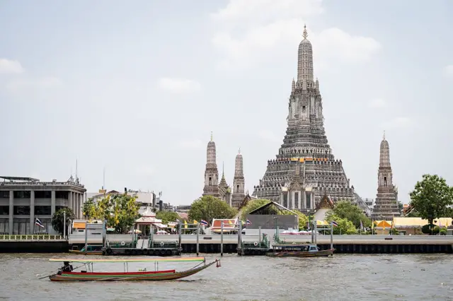 Chùa Wat Arun bên sông Chao Phraya