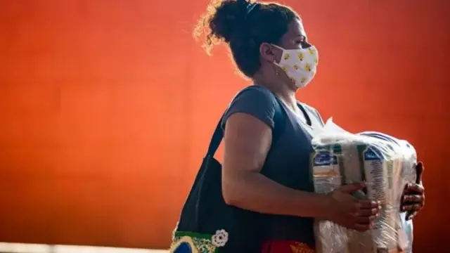 Une femme portant un sac.