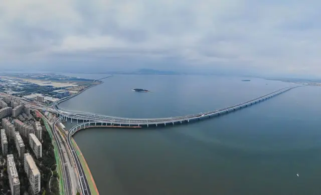 中方規劃由廈門連接至翔安機場的「廈金大橋」廈門段正在興建中。