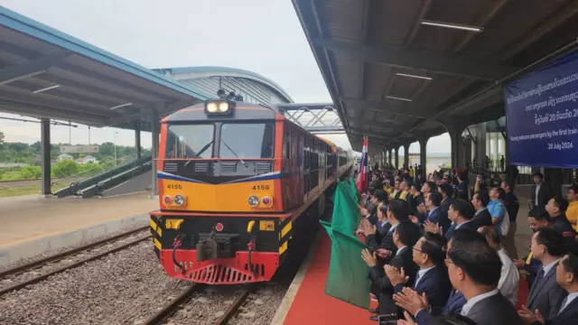 Buổi lễ chào đón những hành khách đầu tiên trên chuyến tàu từ Bangkok đến Viêng Chăn sáng 20/7/2024