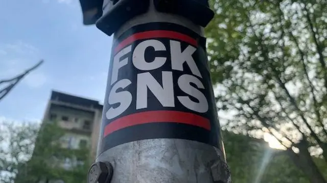 Анти СНС налепница у Београду