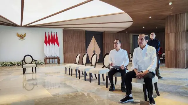 Presiden Joko Widodo bersama Menteri Sekretaris Negara (Mensesneg) Pratikno (kiri) meninjau salah satu ruangan saat perdana berkantor di kompleks Kantor Presiden, Ibu Kota Nusantara (IKN), Senin (29/7/2024). 