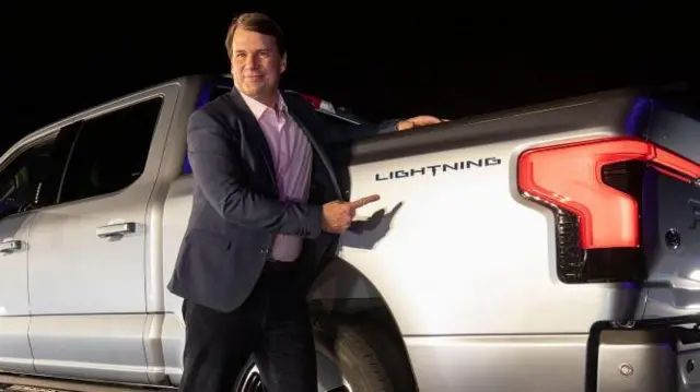 Jim Farley, CEO da Ford, ao ladojogo foguetinho bet365carro