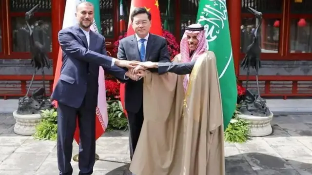 বেইজিংয়ে চীনা পররাষ্ট্রমন্ত্রীর সাথে সৌদি পররাষ্ট্রমন্ত্রী প্রিন্স ফয়সল বিন ফারহান এবং ইরানের পররাষ্ট্রমন্ত্রী হোসেন আমির আব্দুল্লাহিয়ান 