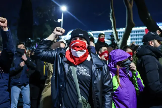 Gençlerin eyleminde yoğun olarak Türk bayrakları kullanılıyor.