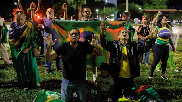 Apoiadores de Bolsonaro em vigília após prisão do ex-presidente. 