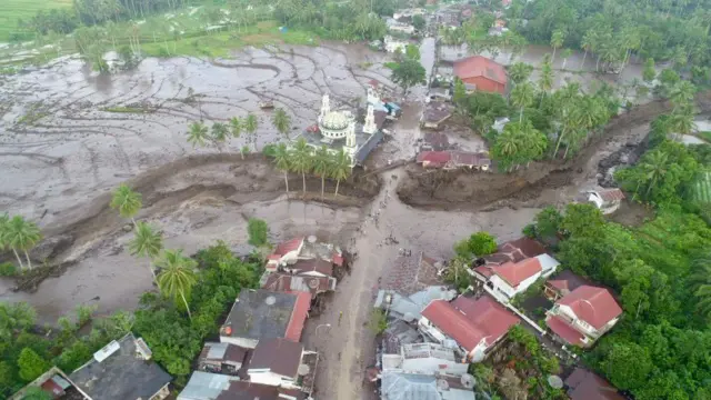 Banjir bandang melanda Simpang Manunggal, Kecamatan Lima Kaum, Kabupaten Tanah Datar 