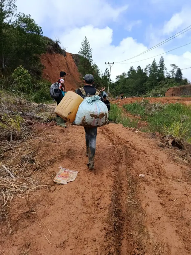 Jalan lintas KAA yang amblas dihantam longsor. Kini warga yang ingin membeli kebutuhan pokok ke Lhokseumawe harus berjalan kaki sekitar 100 kilimeter melewati jalan berlumpur tersebut.
