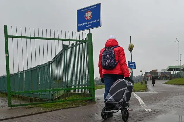 Жінка з валізою переходить польський кордон