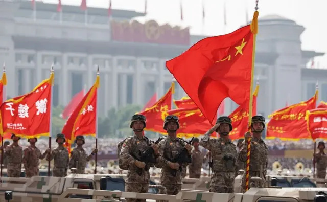 बख्तरबन्द सवारी साधनमा परेड प्रदर्शन गर्दै चिनियाँ सैनिक