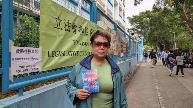 绰号“肥妈”的艺人玛丽亚·科德罗(Maria Cordero)现身大埔香港教师会李兴贵中学票站