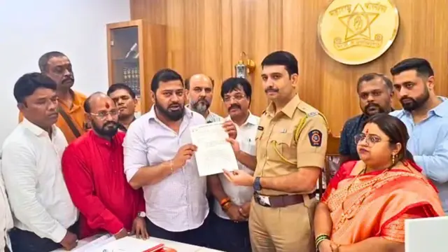 काँग्रेसचे पदाधिकारी पोलिसांसोबत