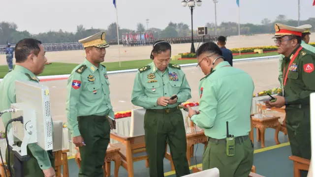 ဒုတိယဗိုလ်ချုပ်မှူးကြီးစိုးဝင်းနဲ့အတူတွေ့ရတဲ့ ဒုတိယဗိုလ်ချုပ်ကြီး ထိန်ဝင်း(ဝဲမှဒုတိယမြောက်)