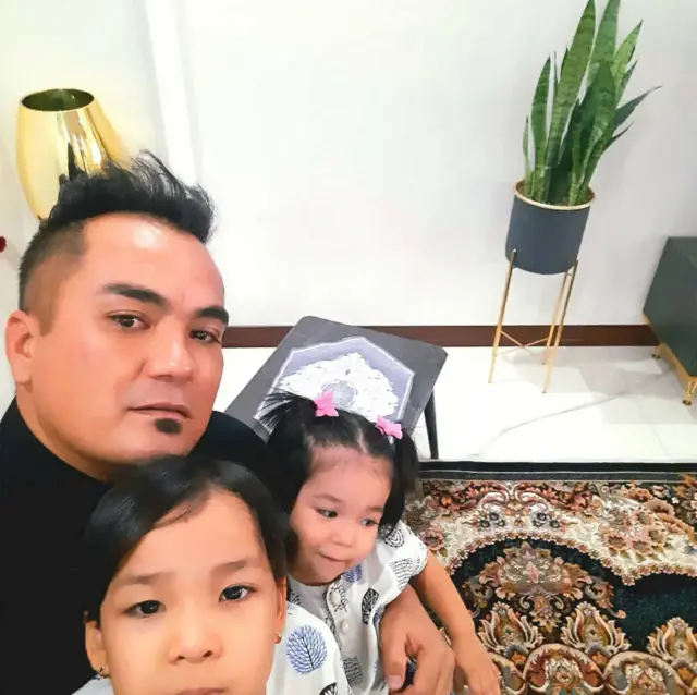 حسین علی احمدی همراه با ریحانه و یگانه 