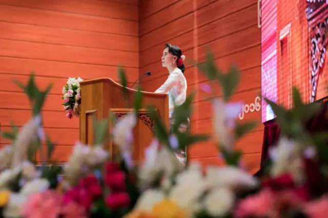 ၂၁ ရာစု ပင်လုံ နာမည်နဲ့ ငြိမ်းချမ်ရေး ဆွေးနွေးပွဲတွေကို ဒေါ်အောင်ဆန်းစုကြည် ဦးဆောင်တဲ့ NLD အစိုးရ လက်ထက် ပြုလုပ်ခဲ့