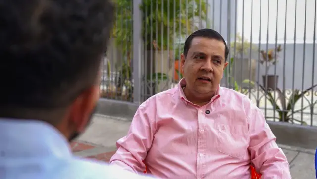 Javier Tarazona en el fondo durante la entrevista con BBC Mundo. 