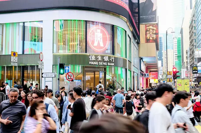 恆生銀行外人頭攢動