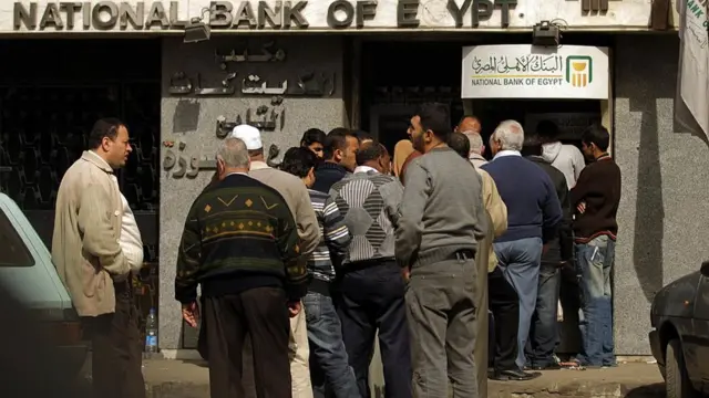 مواطنون أمام البنك الأهلي (صورة أرشيفية)