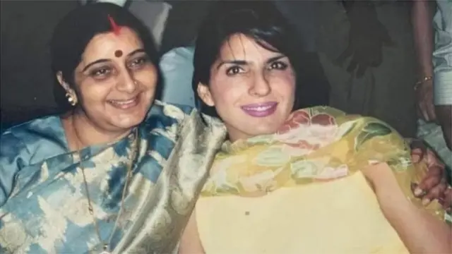 भाजपच्या दिवंगत नेत्या सुषमा स्वराज यांच्यासोबत अरुसा आलम