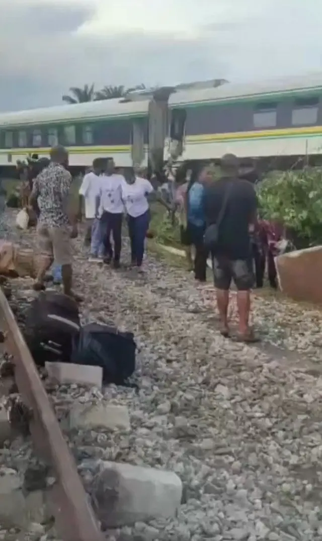Ọkọ oju irin to yawọ atawọn ero to gbe, wọn duro sibi ti isẹlẹ naa ti waye