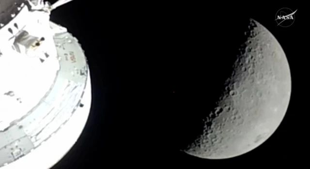 Imagen de la Luna captada desde la cápsula Orión este lunes.