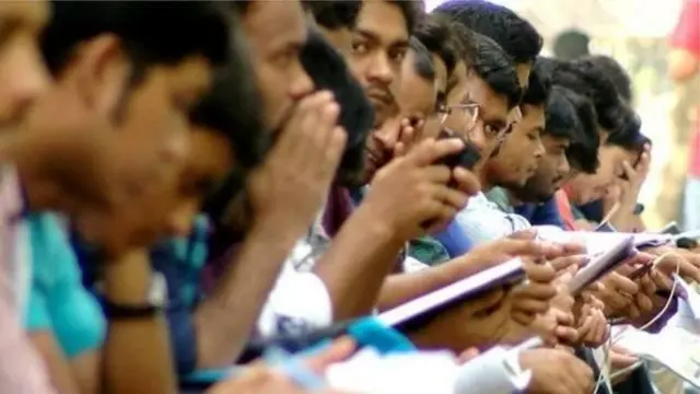 চাকরি প্রত্যাশী শিক্ষার্থীদের ছবি