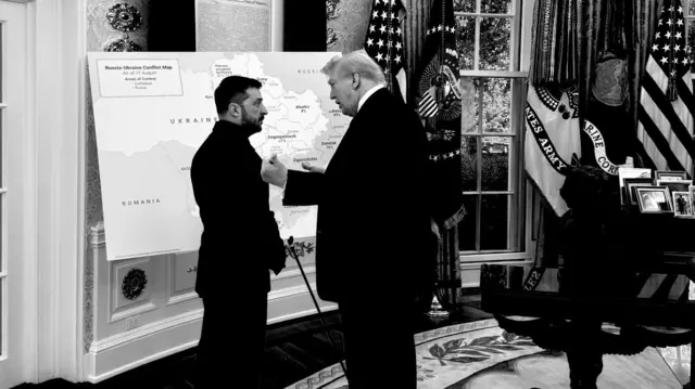 عکس سیاه و سفید ترامپ و زلنسکی در اتاق بیضی در حال بحث روی نقشه اوکراین