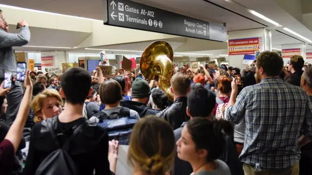 Протестующие в аэропорту Сан-Франциско