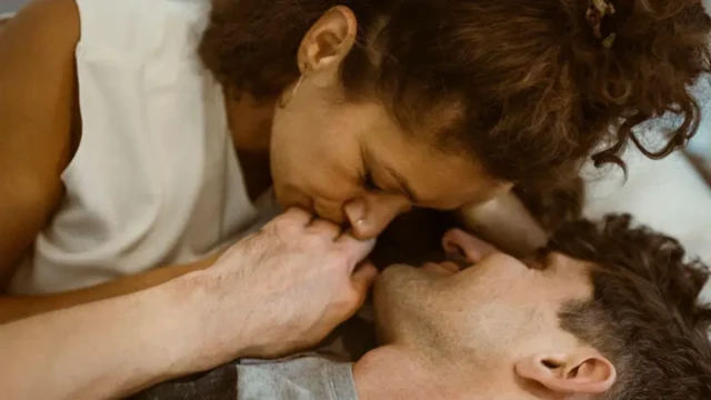 วิธีที่บุคคลมีความสัมพันธ์กับพ่อแม่ในวัยเด็ก มีผลต่อการสร้างความสัมพันธ์แบบคู่รักด้วย