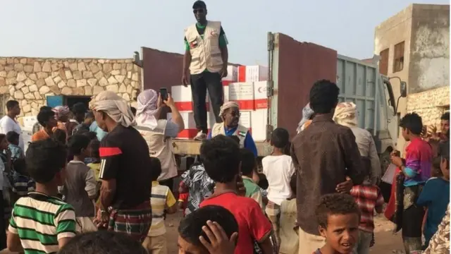 ইয়েমেনে ত্রাণ বিতরণ করছে আমিরাতের রেড ক্রিসেন্ট সোসাইটি