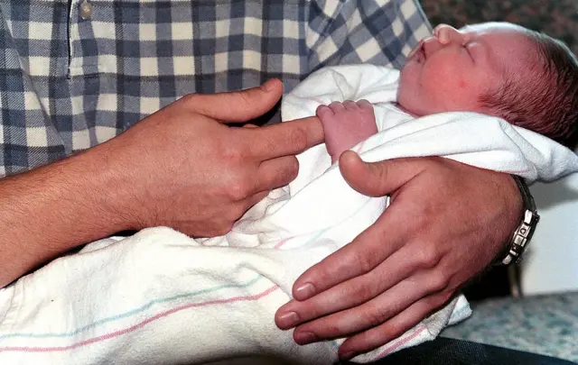 Babasının kucağında bir bebek