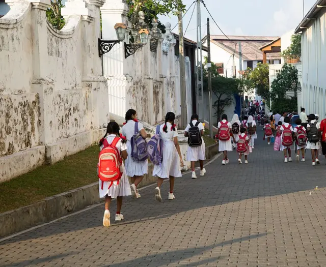 "ඇත්තට ම විෂයයන් ගණන අඩු වෙන එක ගොඩක් හොඳයි. ළමයින්ට ලොකු බරක් අඩු වෙනවා ඒකෙන්. අඩු තරමින් ළමයින්ගේ බෑග් එකේ බරවත් අඩු වෙයි. සමහර විෂයයන් තියෙනවා, ඒවා ඉගෙන ගන්නෙ සාමාන්‍ය පෙළට විතර යි," 