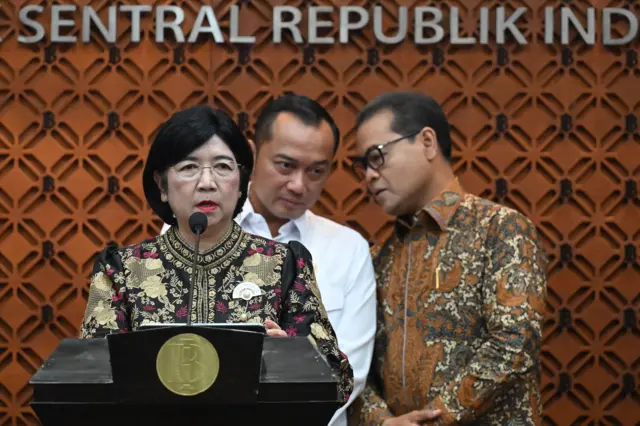 Deputi Gubernur Bank Indonesia (BI) Destry Damayanti (kiri) bersama Menteri Sekretaris Negara Prasetyo Hadi (tengah) dan Deputi Gubernur BI Ricky P. Gozali (kanan) menyampaikan keterangan pers terkait pengunduran diri Gubernur BI Perry Warjiyo di Jakarta, Senin (27/07).