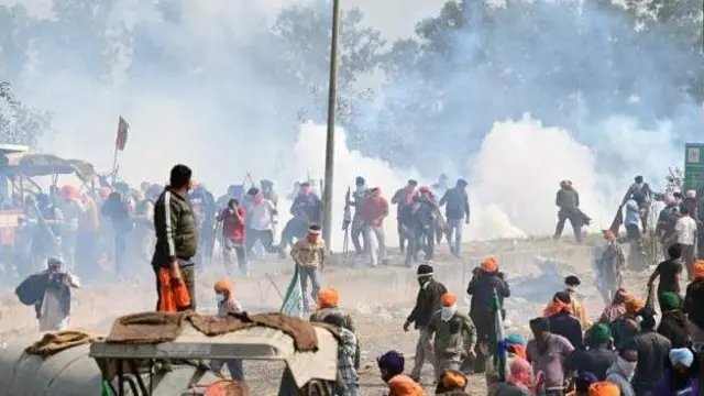 আন্দোলনরত ছত্রভঙ্গ করতে দফায় দফায় কাঁদানে গ্যাসের সেল ফাটানো হয়।