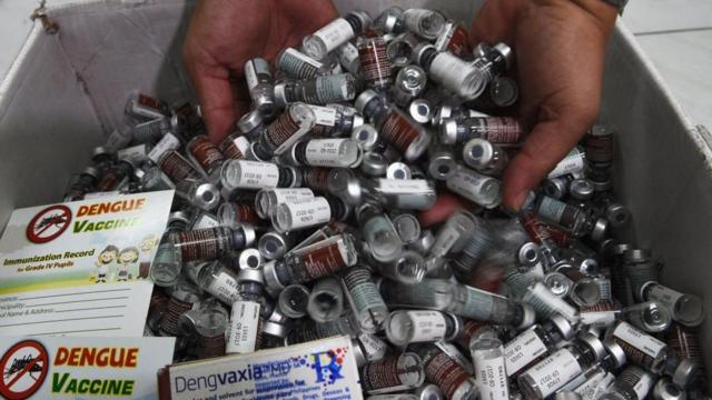 Um profissional de saúde exige frascos usados ​​da vacina contra dengue da Sanofi, Dengvaxia