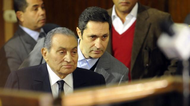 الرئيس المصري السابق محمد حسني مبارك ونجله علاء