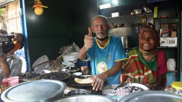 બાબા કા ઢાબાના માલિક કાંતા પ્રસાદ અને એમના પત્ની