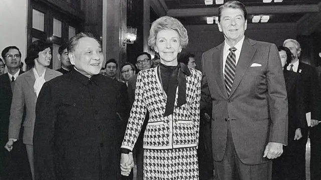 डांग श्याओपिंग अमेरिकी राष्ट्रपति रोनाल्ड रीगन और उनकी पत्नी नैंसी के साथ