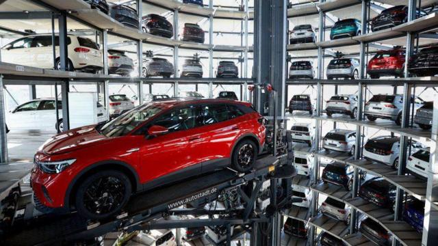 Um carro vermelho pronto para sair de uma fábrica na Alemanha