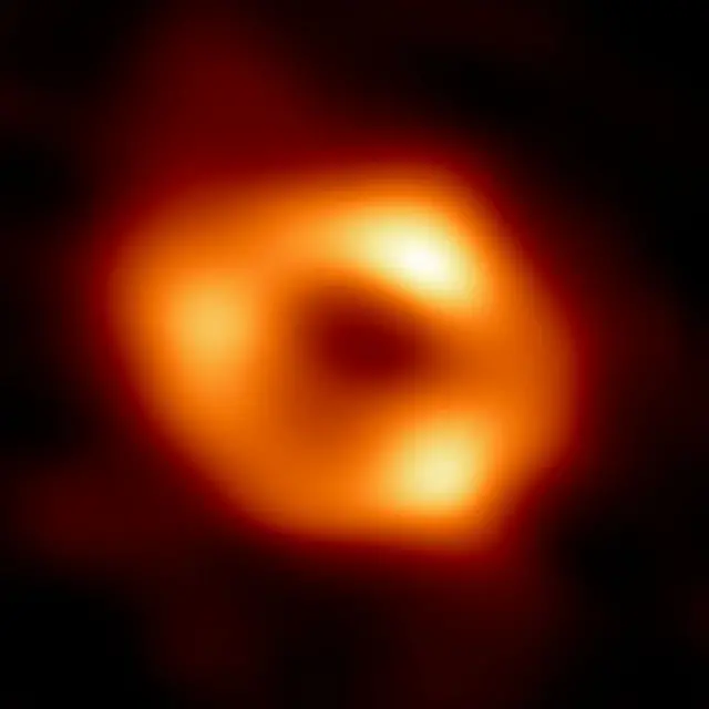 Photo: The glowing ring of gas orbiting the black hole at the centre of the Milky Way, known as Sagittarius A*, has been imaged by the Event Horizon Telescope (Credit: EHT Collaboration)
วงแหวนก๊าซเรืองแสงที่โคจรรอบหลุมดำที่ใจกลางทางช้างเผือก ซึ่งเรียกว่า Sagittarius A* ถูกบันทึกภาพกล้องโทรทรรศน์ขอบฟ้าเหตุการณ์ (Event Horizon Telescope - EHT)