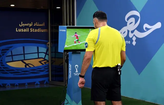 L’arbitre Mario Alberto Escobar Toca consulte l’écran de l’assistance vidéo à l’arbitrage (VAR) en bord de terrain lors du match de groupe B de la Coupe arabe de la FIFA 2025 opposant le Maroc à l’Arabie saoudite au stade de Lusail, le 8 décembre 2025 à Lusail, au Qatar. 