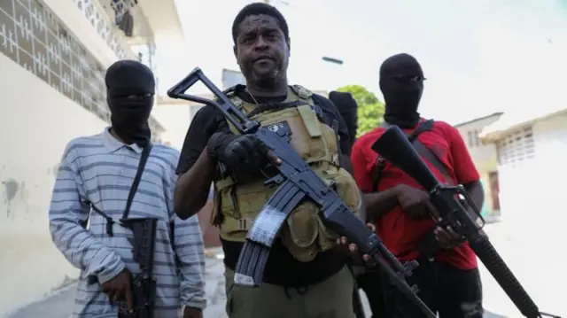 Jimmy Chérizier, chef de l'alliance des gangs « G9 », accompagné de membres de gangs après la conférence de presse à Port-au-Prince, en Haïti, le 5 mars 2024, au cours de laquelle il a exigé la démission d'Henry.