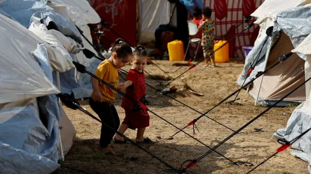 أطفال فلسطينيون نازحون فروا من منازلهم وسط الغارات الإسرائيلية، يحتمون في مخيم خيام في مركز تديره الأمم المتحدة، بعد دعوة إسرائيل لأكثر من مليون مدني في شمال غزة للانتقال جنوبا، في خان يونس في جنوب قطاع غزة، 24 أكتوبر/ تشرين الأول 2023. 